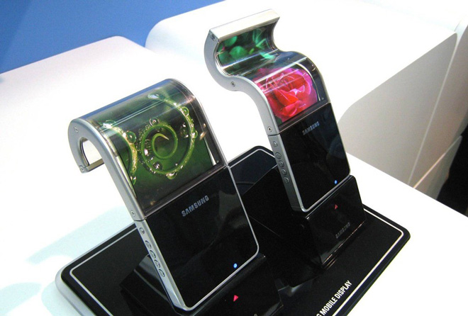 Smartphone có thể gập lại của Samsung lại hoãn tới năm sau - 1