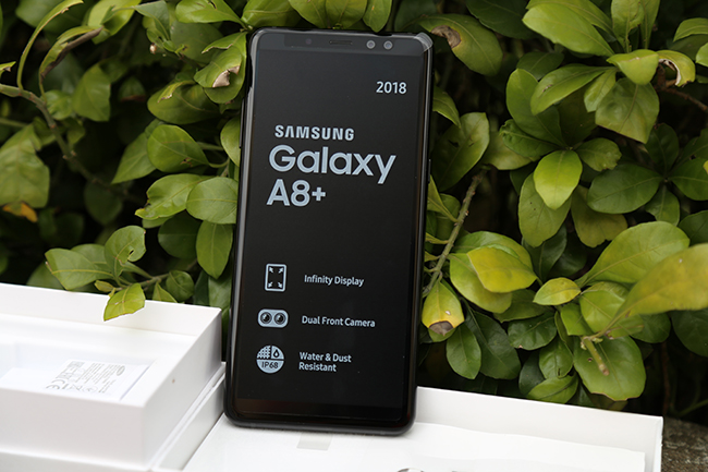 Với tính năng xóa phông chủ động &#40;Live Focus&#41; trên Galaxy A8+, người dùng có thể kiểm soát độ sâu trường&nbsp;ảnh &#40;xóa phông với các cấp độ khác nhau&#41; để tạo ra bức ảnh selfie xóa phông. Đặc biệt, người dùng có thể điều chỉnh mức độ xóa phông và vùng lấy nét trước hoặc sau khi chụp.