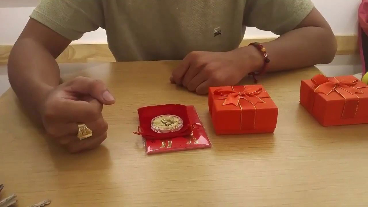 Đủ loại quà lưu niệm Tết 2018 dưới hình dạng đồng Bitcoin - 3