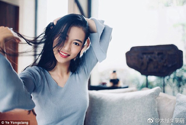 Cô hiện đang là một người mẫu ảnh, kiêm võ sư Thái Cực Quyền hàng đầu tại Trung Quốc.
