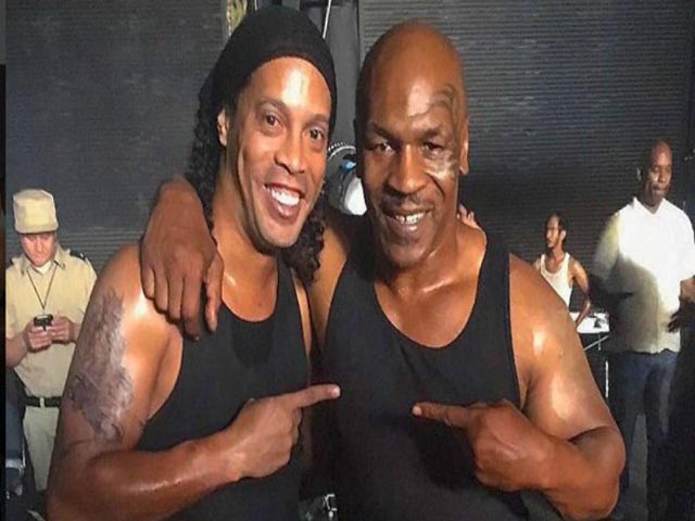 Thể thao - Tuyệt đỉnh Mike Tyson "song kiếm" Ronaldinho, kẻ sút người đấm