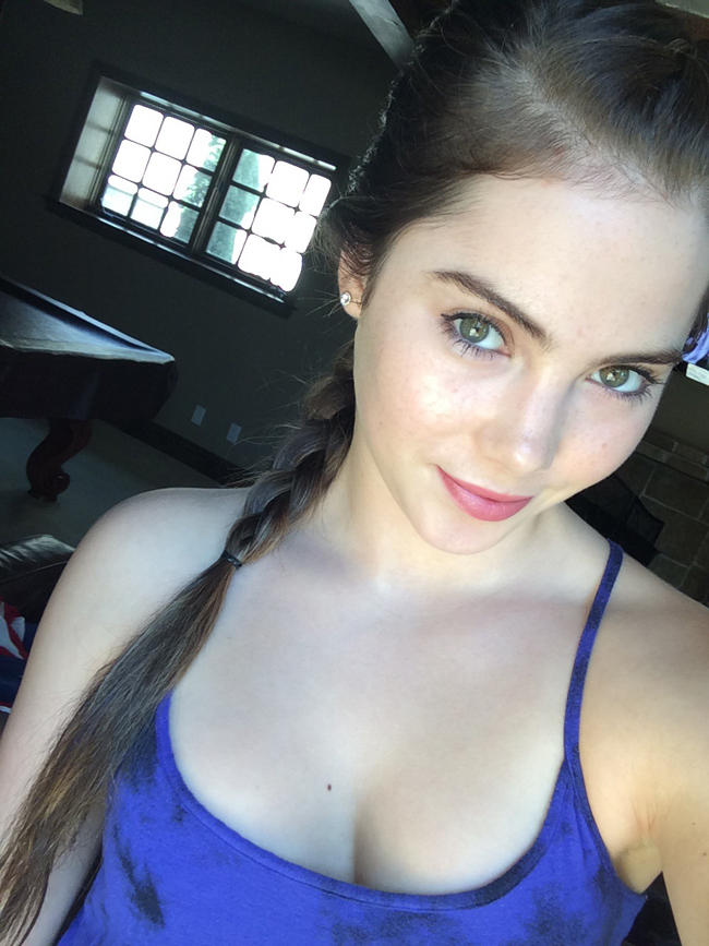Tuy nhiên McKayla Maroney bác bỏ hoàn toàn việc mình sử dụng dao kéo.
