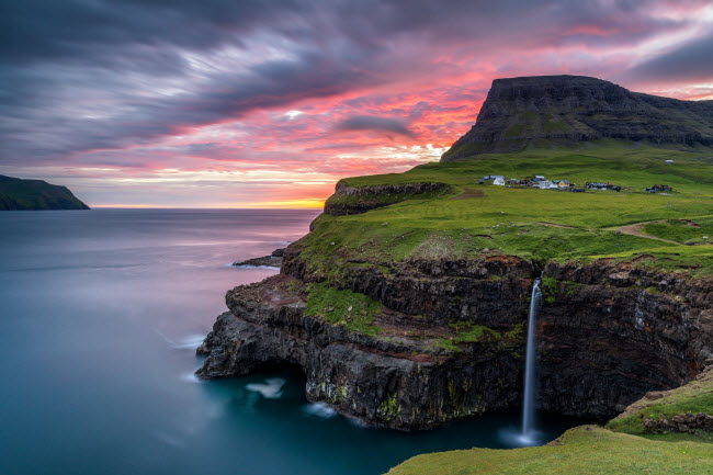 Gásadalur, quần đảo Faroe: Ngôi làng chỉ có 18 cư dân sinh sống vào năm 2012 và cách duy nhất để tới đây là leo lên vách đá dựng đứng cao hơn 400m.  Ngôi làng bao gồm các căn nhà được lợp mái cỏ nằm trên rìa vách núi nhìn ra biển.