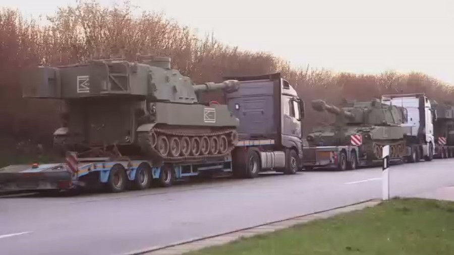 Video: Đoàn xe 6 khẩu pháo của Mỹ bất ngờ di chuyển không phép ở Đức - 1