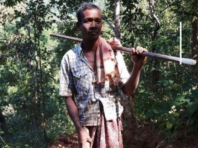 Giáo dục - du học - Người cha xẻ núi, đào 8 km đường cho con đến trường