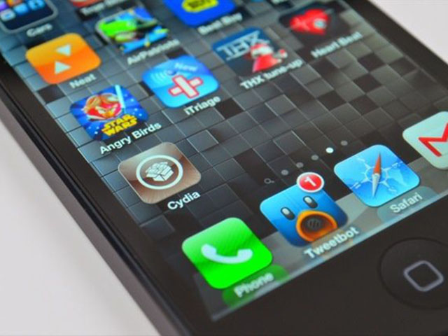 Công nghệ thông tin - Apple sai lầm, cộng đồng iPhone nháo nhào tranh thủ hạ cấp iOS