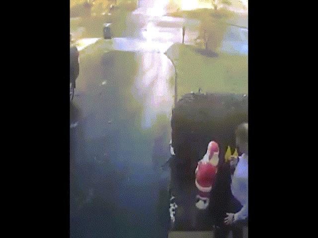 Phi thường - kỳ quặc - Giá rét kỷ lục khiến người đàn ông Mỹ ngã sấp mặt