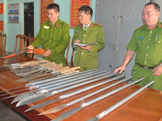 Pháp luật - Tông xe đặc chủng, nhóm đối tượng bỏ lại ô tô cùng "hàng nóng", chạy trốn cảnh sát