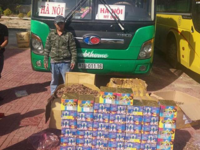 Pháp luật - Phát hiện 82kg “chất nổ” trong thùng chuối rừng trên xe khách
