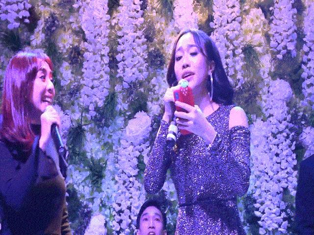 Người mẫu - Hoa hậu - Hát không hay nhưng Á hậu Hoàng Thùy, "Hoa hậu hài" vẫn tự tin cầm mic