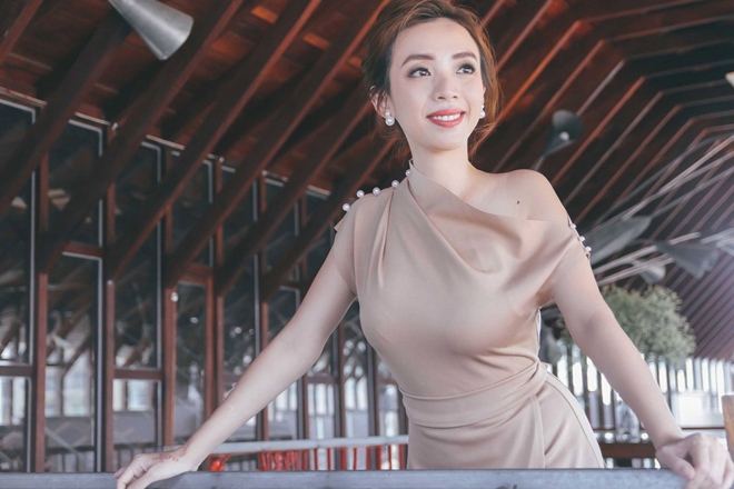 Hát không hay nhưng Á hậu Hoàng Thùy, "Hoa hậu hài" vẫn tự tin cầm mic - 2