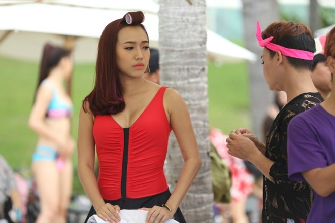 Hát không hay nhưng Á hậu Hoàng Thùy, "Hoa hậu hài" vẫn tự tin cầm mic - 3