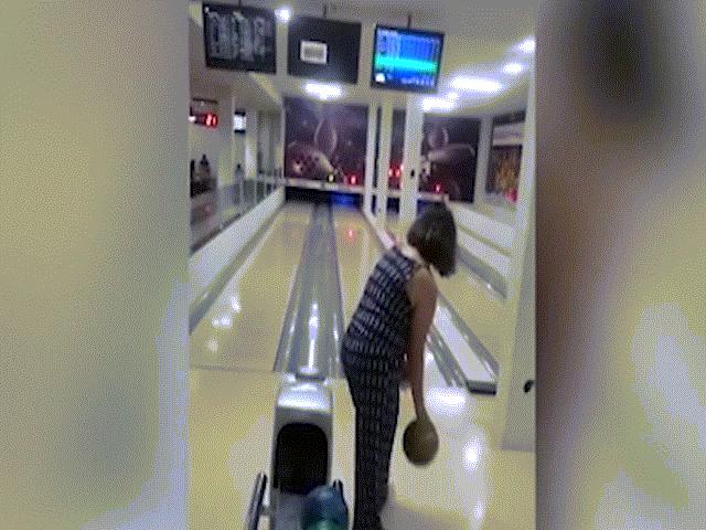 Phi thường - kỳ quặc - Cú ném bowling "khủng khiếp" nhất thế giới của người phụ nữ