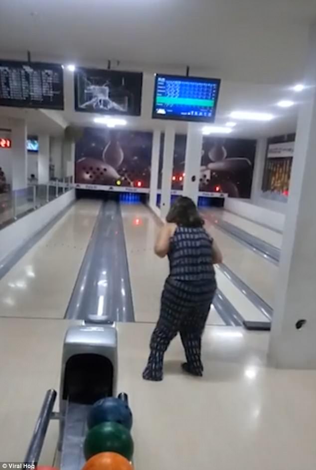 Cú ném bowling &#34;khủng khiếp&#34; nhất thế giới của người phụ nữ - 1