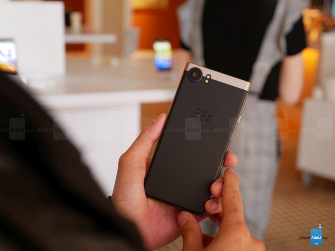 Video cận cảnh BlackBerry KEYone Bronze - 2