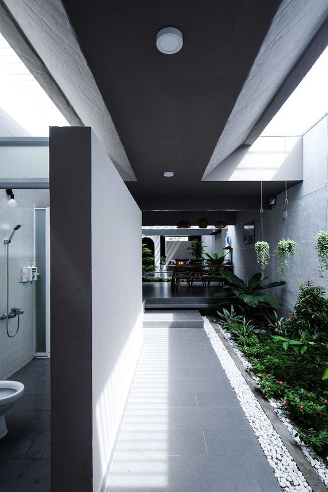 Từ hành lang cho tới khu vực vệ sinh luôn tràn ngập ánh sáng do những khoảng trần kính được thiết kế rất thông minh bên trên.