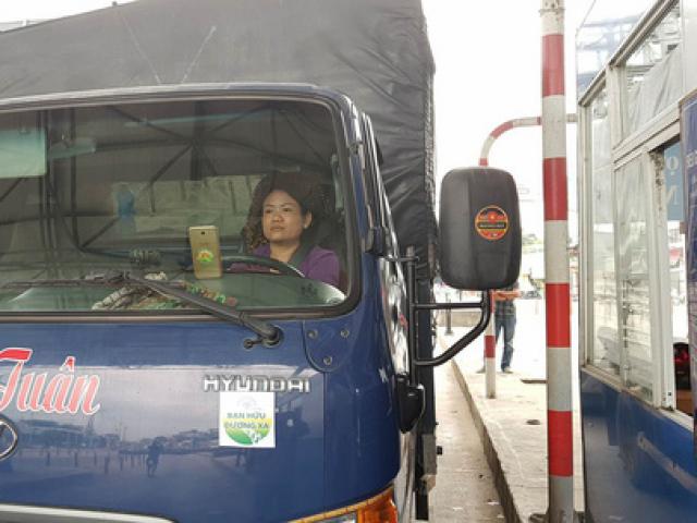 Tin tức trong ngày - Nữ tài xế xe tải lại "oanh tạc", BOT T2 tiếp tục xả trạm