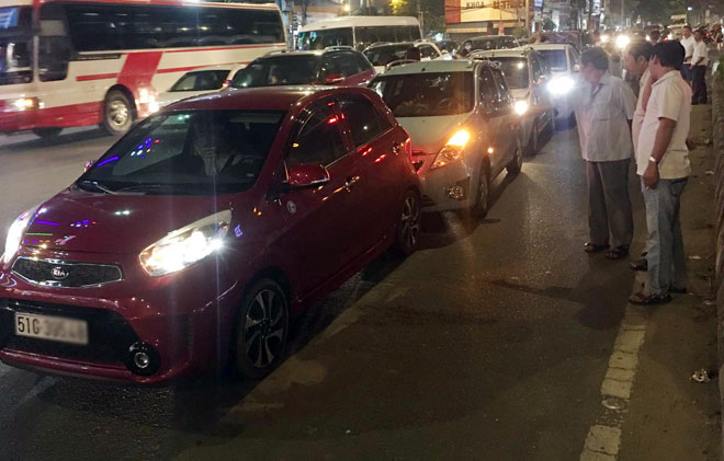 6 ô tô tông nhau giữa phố Sài Gòn, nhiều người “bạt vía” - 1