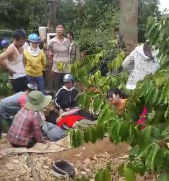 Hai người bị điện giật rơi xuống suối tử vong - 1
