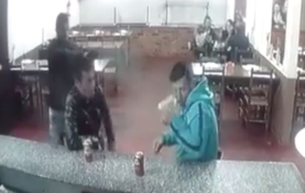 Brazil: Ngồi uống bia, bị sát thủ nã liên tiếp 3 phát vào đầu - 2