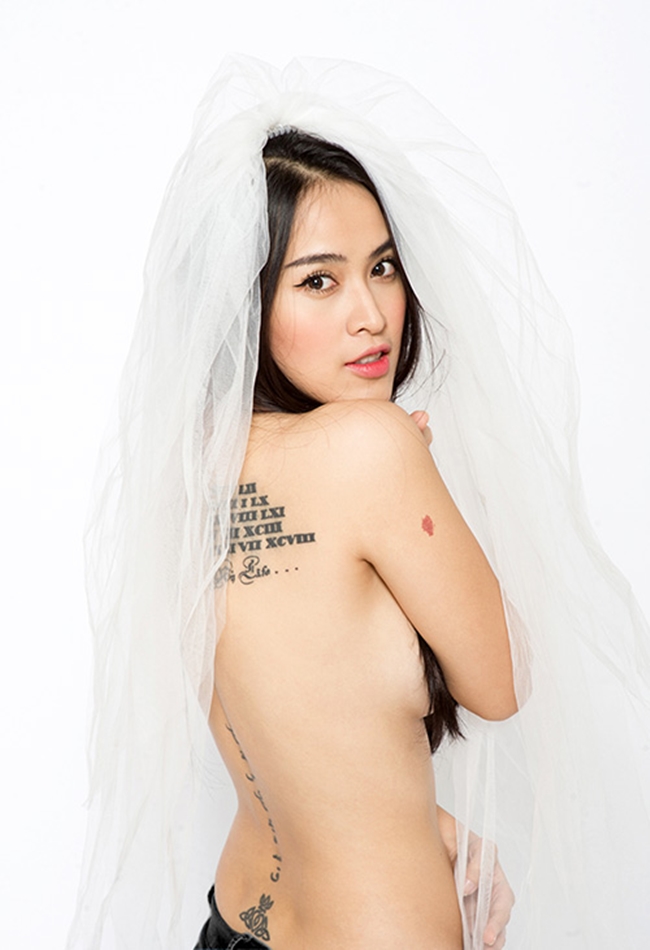 Bà xã Văn Anh táo bạo với bộ ảnh bán nude gợi cảm, khoe khéo hình xăm bí ẩn sau thành công của bộ phim &#34;Quả tim máu&#34;. Đây là tác phẩm giúp cô nổi tiếng với với ma nữ tên Phương.