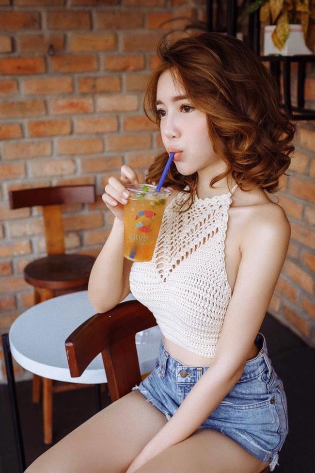Cô được mệnh danh là bà mẹ sexy nhất showbiz Việt.
