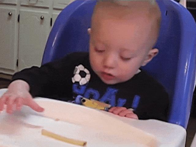 Video Clip Cười - Cơn buồn ngủ bất chợt "ập đến" khi đang... ăn