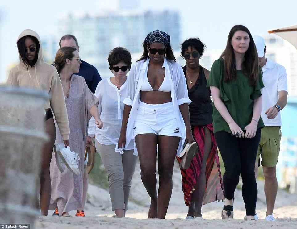 Bà Obama “gây sốt” khi mặc bikini đi nghỉ đông - 4