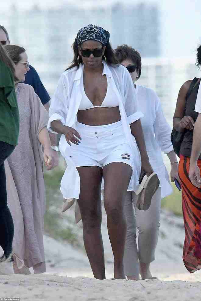Bà Obama “gây sốt” khi mặc bikini đi nghỉ đông - 3