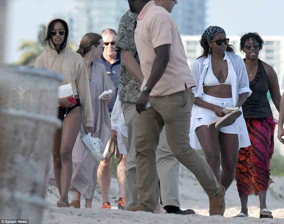 Bà Obama “gây sốt” khi mặc bikini đi nghỉ đông - 1