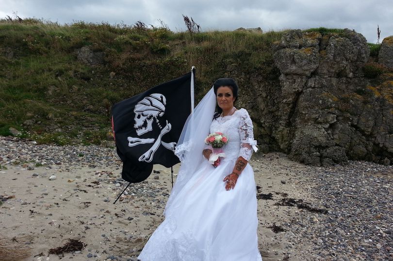 Chán đàn ông, người phụ nữ làm đám cưới với cướp biển “300 tuổi” - 1