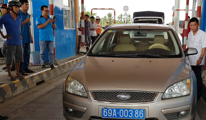 Kỷ luật tài xế xe biển xanh phản ứng tại trạm BOT Sóc Trăng - 1