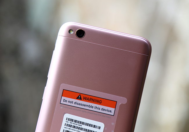 Redmi 5A hỗ trợ hoạt động cùng lúc 2 SIM nano 4G cùng với khả năng mở rộng bộ nhớ thêm tối đa 128GB.