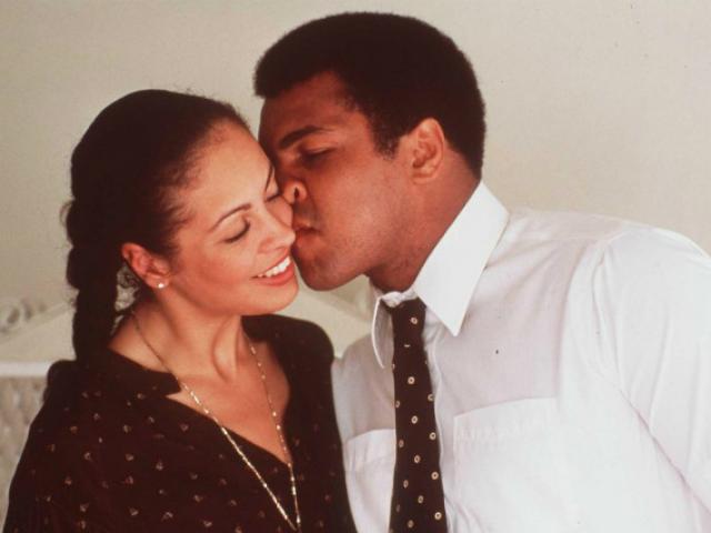 Thể thao - "Chuyện ấy" trong thể thao: Vua boxing nghiện người đẹp, "hốt" cả người hầu