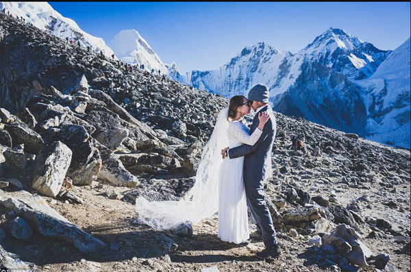 Cặp đôi khiến thế giới ngưỡng mộ bởi cùng leo lên đỉnh Everest làm đám cưới - 1