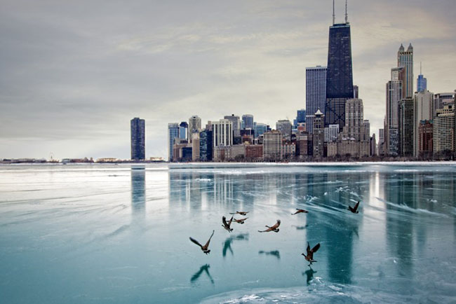 3. Hồ Michigan, Hoa Kỳ: Hồ nước lớn năm nào cũng&nbsp;trải qua nhiệt độ rất thấp trong mùa đông. Do đó mặt hồ sẽ bị đông cứng lại và tạo ra một vẻ đẹp hết sức long lanh. Trượt băng và khúc côn cầu trên băng là các hoạt động phổ biến trong mùa này.