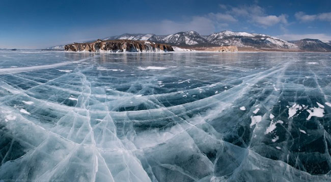 8. Baikal, Siberia, Nga: Là hồ nước sâu nhất trên thế giới, có chiều sâu 1.642 m &#40;5.387 ft&#41;, đồng thời cũng là một trong những hồ nước ngọt lâu đời nhất trên thế giới: ít nhất đã có 25 triệu năm tuổi. Hồ Baika là một địa điểm thu hút đông đảo du khách trên toàn thế giới quanh năm, nhưng nó càng trở nên tuyệt vời hơn khi bị đóng băng.