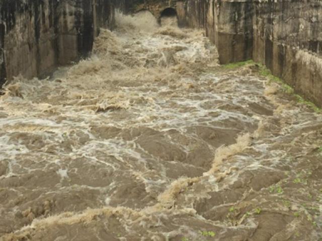 Tin tức trong ngày - Vỡ cửa xả đáy hồ thải Apatit, người dân gồng mình chống lũ