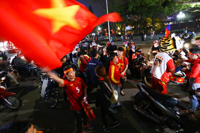 Người Hà Nội đổ xuống đường sau chiến tích của đội tuyển U23 Việt Nam - 1