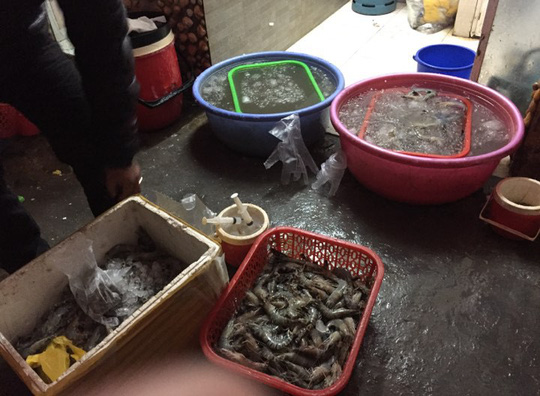 Bắt quả tang cơ sở đang bơm &#34;chất lạ&#34; vào tôm - 2