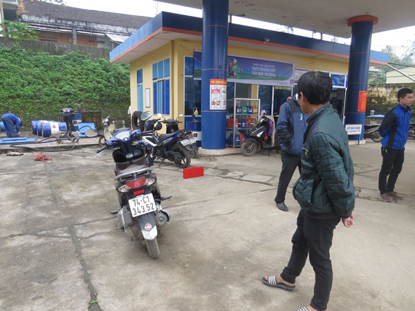 Sốc: Tại cây xăng, phát hiện bồn chứa 7000 lít xăng có 150 lít nước - 1