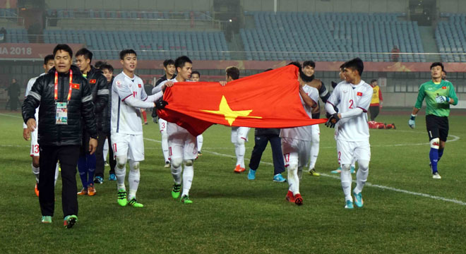 U23 Việt Nam bay cao: Park Hang Seo vui như trẻ thơ, ôm chặt học trò - 1