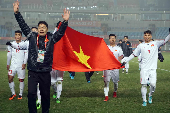 U23 Việt Nam bay cao: Park Hang Seo vui như trẻ thơ, ôm chặt học trò - 2
