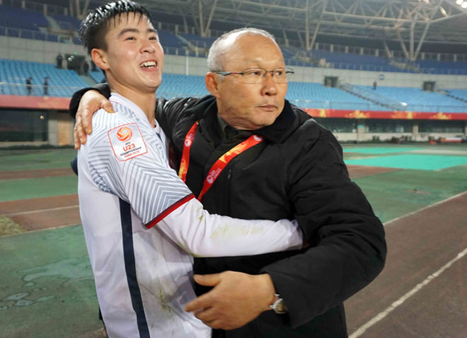 U23 Việt Nam bay cao: Park Hang Seo vui như trẻ thơ, ôm chặt học trò - 9
