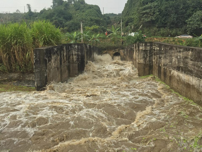 Vỡ cửa xả đáy hồ thải Apatit, người dân gồng mình chống lũ - 2