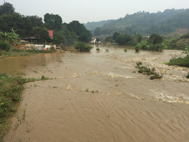Vỡ cửa xả đáy hồ thải Apatit, người dân gồng mình chống lũ - 3