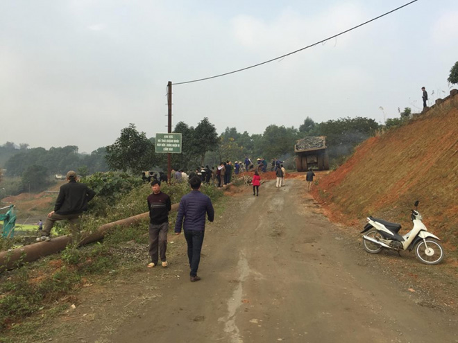 Vỡ cửa xả đáy hồ thải Apatit, người dân gồng mình chống lũ - 4