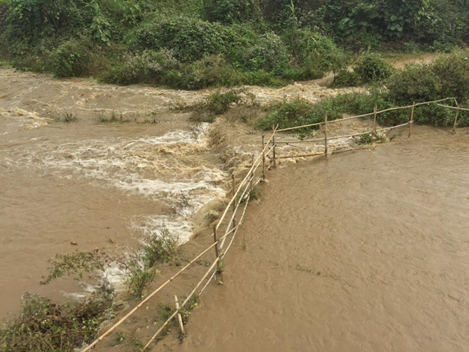 Vỡ cửa xả đáy hồ thải Apatit, người dân gồng mình chống lũ - 5