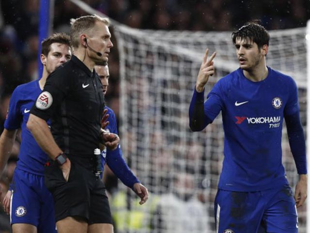 Morata “chân gỗ” & ăn vạ, Conte – Chelsea nổi điên vì thẻ đỏ
