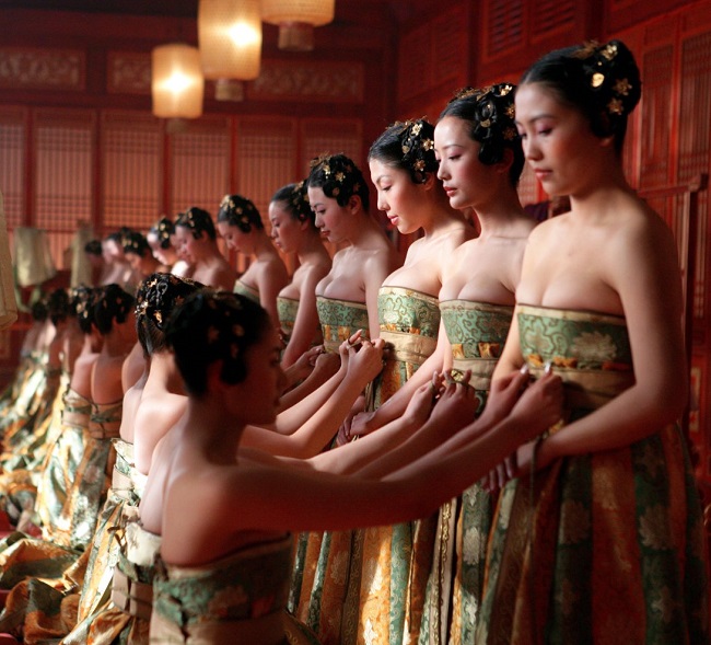 Mỹ nữ hậu cung thời hậu Đường (phim Hoàng Kim Giáp) mặc áo lót dạng váy quây đẩy ngực vô cùng gợi cảm. 